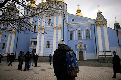 Пострадавший демонстрант около Свято-Михайловского собора в Киеве