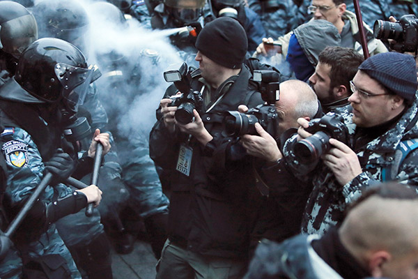 Журналисты и бойцы «Беркута» около здания кабинета министров Украины, 24 ноября 2013 года