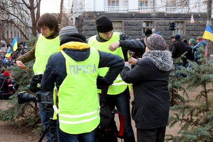 Журналисты в Киеве в жилетах прессы