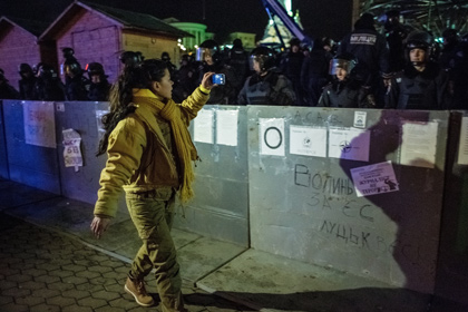 Певица Руслана записывает видео на мобильный телефон после разгона палаточного лагеря сторонников евроинтеграции на площади Независимости в Киеве