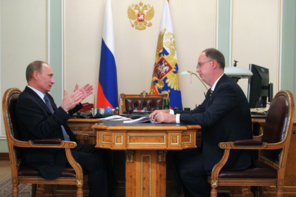 Президент России Владимир Путин (слева) и генеральный директор РФПИ Кирилл Дмитриев (справа)