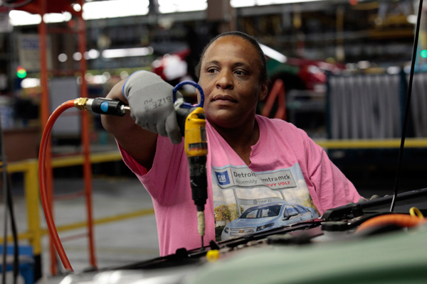Работница собирает Chevrolet Volt на фабрике General Motors Detroit-Hamtramck в Хамтрамке, штат Мичиган