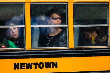 Дети в школьном автобусе города Ньютауна