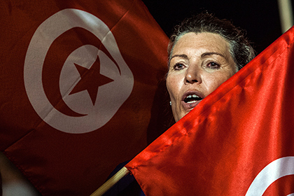 Участница акции протеста в Тунисе
