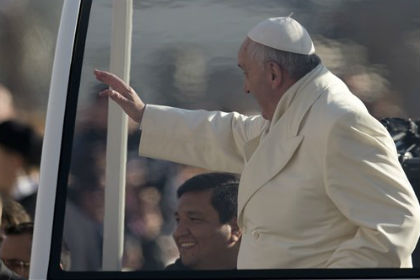 Папа Римский Франциск и Фабиан Баэс в «папамобиле»