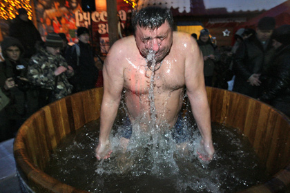 Крещенские купания в праздник Богоявления на площади Революции в Москве