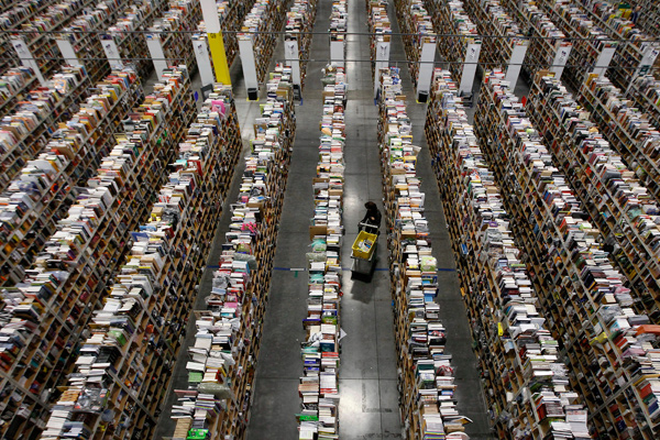 Рабочий собирает товары на складе интернет-магазина Amazon