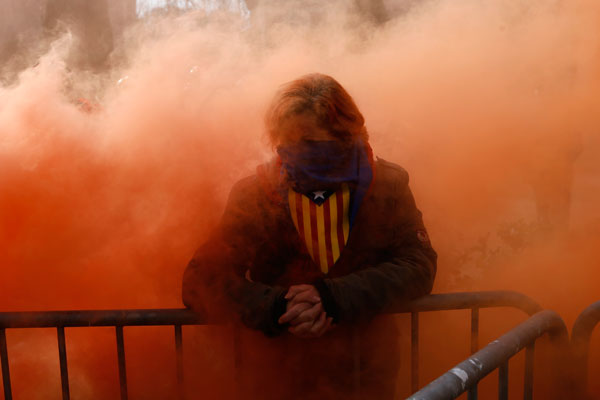 Сторонница независимости Каталонии во время акции протеста у здания парламента