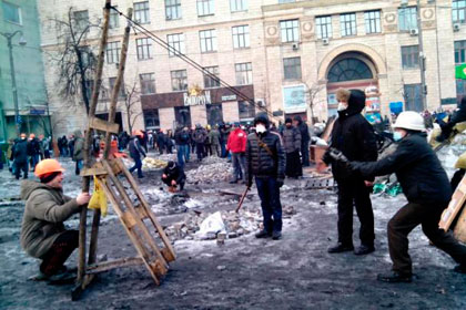 Демонстранты починили катапульту в центре Киева