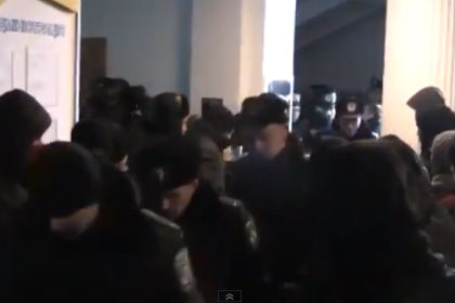 Милиция покидает здание Ровенской администрации