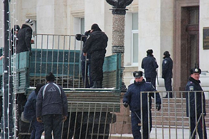Милиционеры около областной администрации в Херсоне
