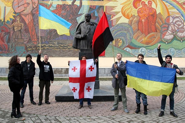 Акция в поддержку «Евромайдана» около посольства Украины в Ташкенте. В центре — Умида Ахмедова
