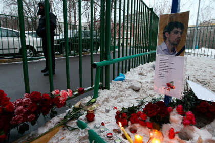 Цветы и свечи, принесенные москвичами к школе 263