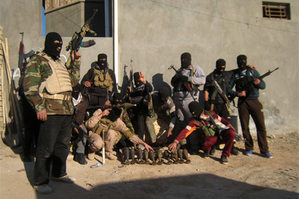 Иракские террористы позируют с оружием