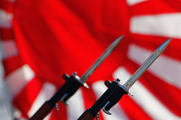 Штыки на фоне флага Морских сил самообороны Японии