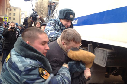 Полиция задерживает протестующего у здания Замоскворецкого суда Москвы