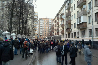 Люди у полицейского оцепления возле здания Замоскворецкого суда