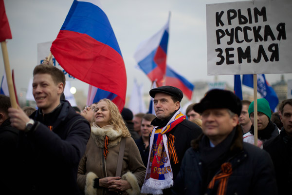 Участники митинга - концерта «Мы вместе» в поддержку жителей Крыма на Васильевском спуске Москвы