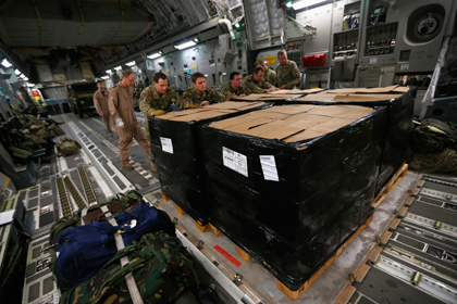 Солдаты выгружают коробки с сухим пайком