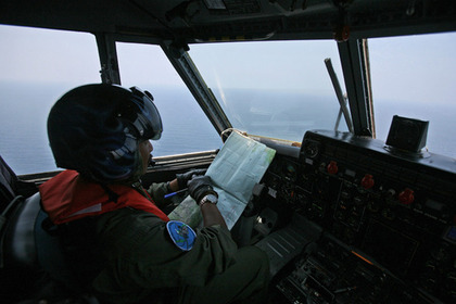 Пилот индонезийских ВМС во время поиска следов самолета Malaysia Airlines. 10 марта 2014 года