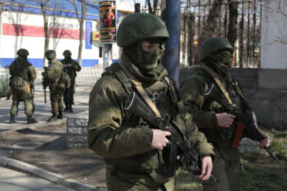 Люди в военной форме на улицах Симферополя