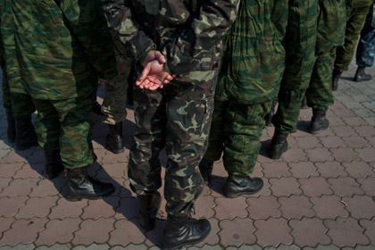 Украинские военные на площади Ленина в Симферополе