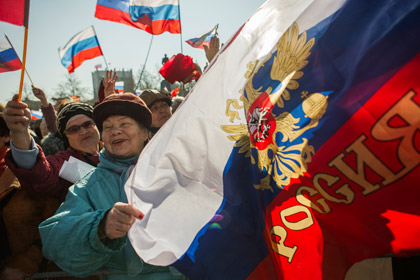 Жители Севастополя слушают выступление Владимира Путина 