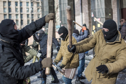 Активисты «Правого сектора» на тренировке на Майдане Незалежности в Киеве