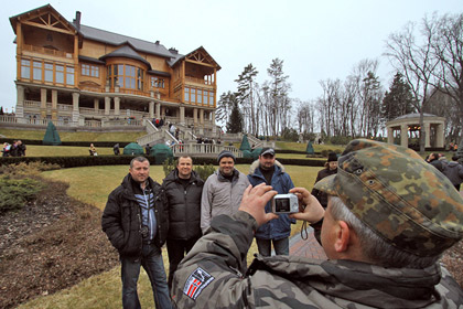 Оставленная загородная резиденция президента Украины Виктора Януковича «Межигорье» под Киевом