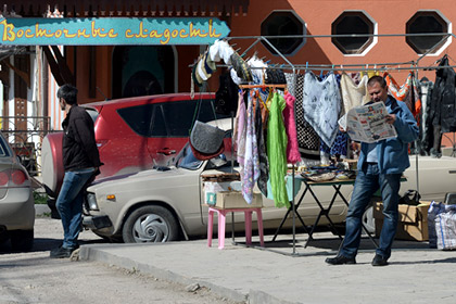 Продавец одежды на одной из улиц Бахчисарая