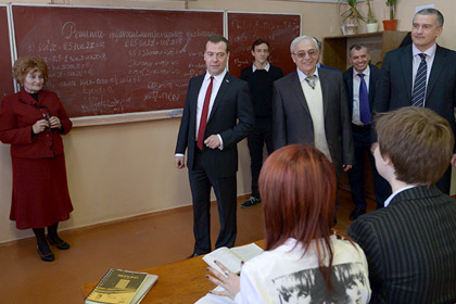 Дмитрий Медведев во время посещения в Симферополе гимназии имени К. Д. Ушинского, 31 марта 2014 года