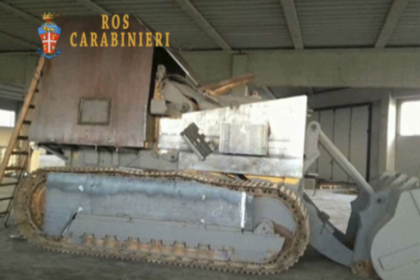 Бульдозер, переделанный в танк сторонниками отделения области Венето от Италии