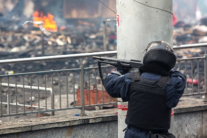 Сотрудник правоохранительных органов на Майдане, февраль 2014 года