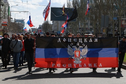 Участники митинга в Донецке