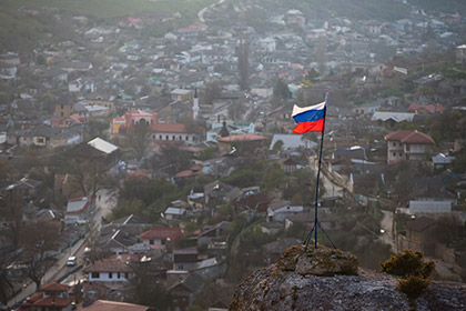 Российский флаг на фоне города Бахчисарай, Крым