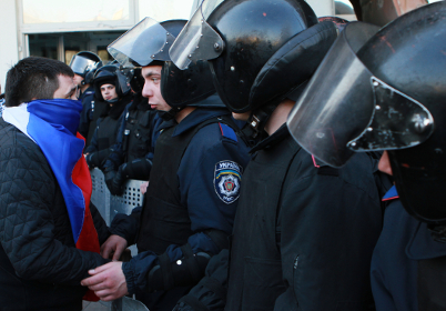 Участник протестов и милиция в Донецке