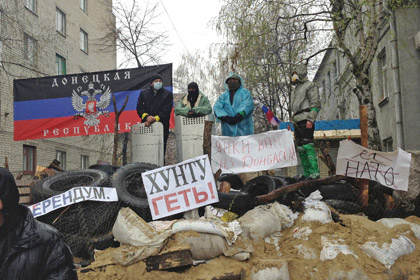 Сторонники референдума за федерализацию Украины у здания районного отделения внутренних дел в Славянске Донецкой области