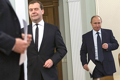 Дмитрий Медведев (слева) и Владимир Путин (справа) на совещании