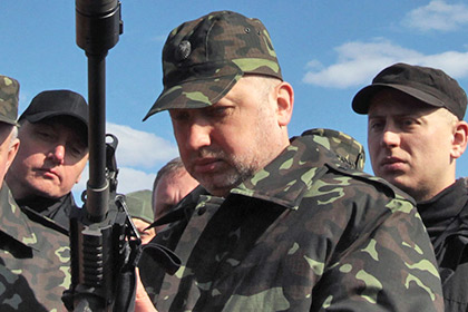 Александр Турчинов осматривает новое стрелковое оружие