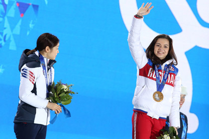 Ким Ю На и Аделина Сотникова на олимпийском пьедестале