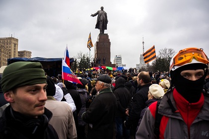 Участники митинга сторонников федерализации Украины на площади Свободы в Харькове
