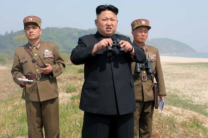 Верховный главнокомандующий КНА Ким Чен Ын и северокорейские военнослужащие