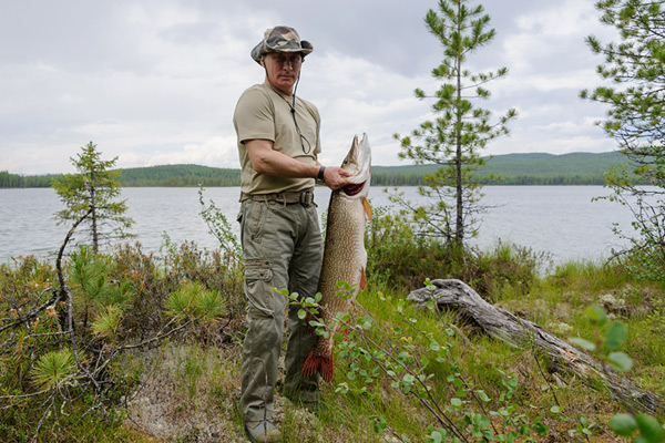Владимир Путин во время рыбалки в Красноярском крае, 20 июля 2013 года