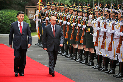Владимир Путин (справа) и Си Цзиньпин в Шанхае,  20 мая 2014 года