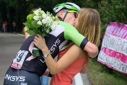 Голландский велогонщик сделал предложение своей девушке во время заезда