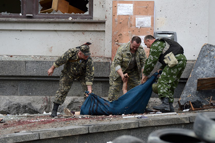 Последствия авианалета на здание обладминистрации в Луганске