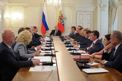 Владимир Путин во время совещания с членами правительства, 11 июня 2014 года