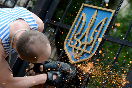 Сторонник ЛНР срезает герб Украины