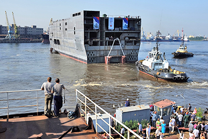 Спуск кормовой части первого российского корабля-дока типа «Мистраль»