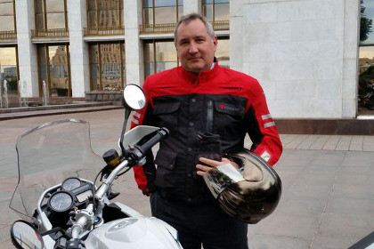 Рогозин начал бороться с пробками на мотоцикле